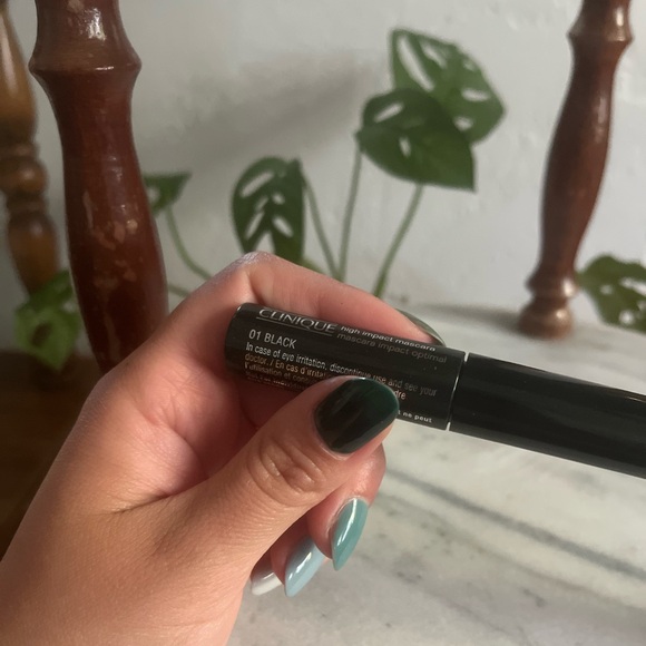 ✨$3 Clinique High Impact Mascara in black travel size - Picture 3 of 3